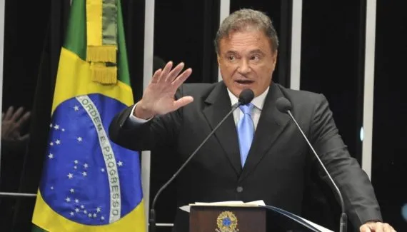 Flávio Bolsonaro quer Álvaro Dias fora da disputa pelo Senado e oferece futuro ministério em troca