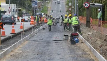 Obras na Avenida Major Heitor Guimarães utilizam pavimento de concreto, solução que a Prefeitura de Curitiba vem adotando para aumentar a durabilidade das vias e reduzir a necessidade de manutenção futura.
