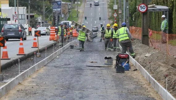 Por que Curitiba está trocando o asfalto por concreto nas grandes obras viárias?