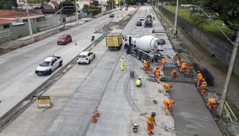 Curitiba vem ampliando o uso de concreto em vias de tráfego pesado e corredores de ônibus por oferecer maior durabilidade e menor necessidade de manutenção.
