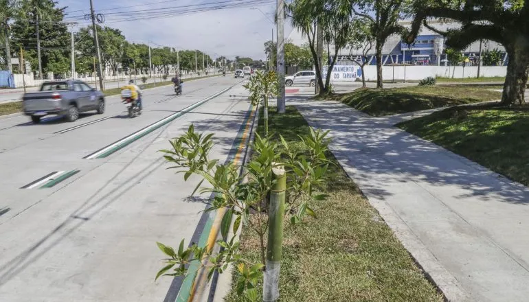 Trecho concluído da Avenida Victor Ferreira do Amaral evidencia a proposta da Prefeitura de Curitiba de investir em vias mais duráveis e com menor necessidade de manutenção futura.