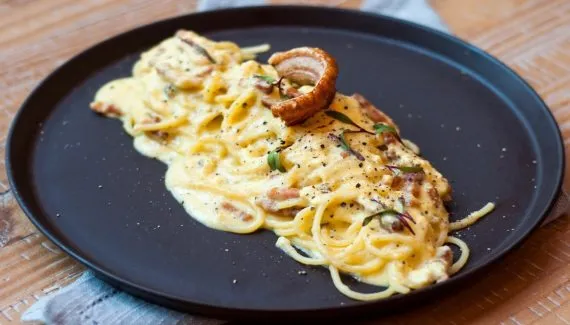A receita do clássico carbonara que promete impressionar no Dia dos Namorados
