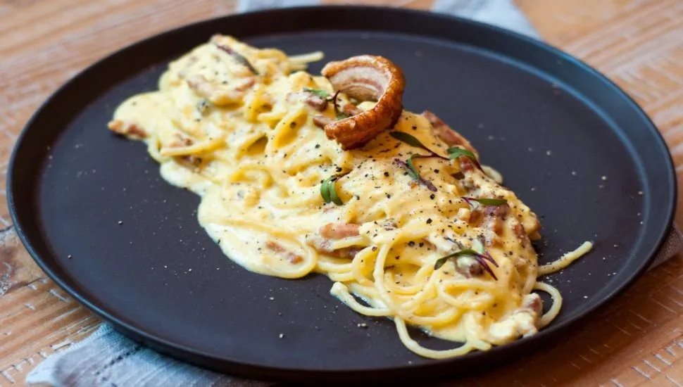 Prato com espaguete ao molho Carbonara.