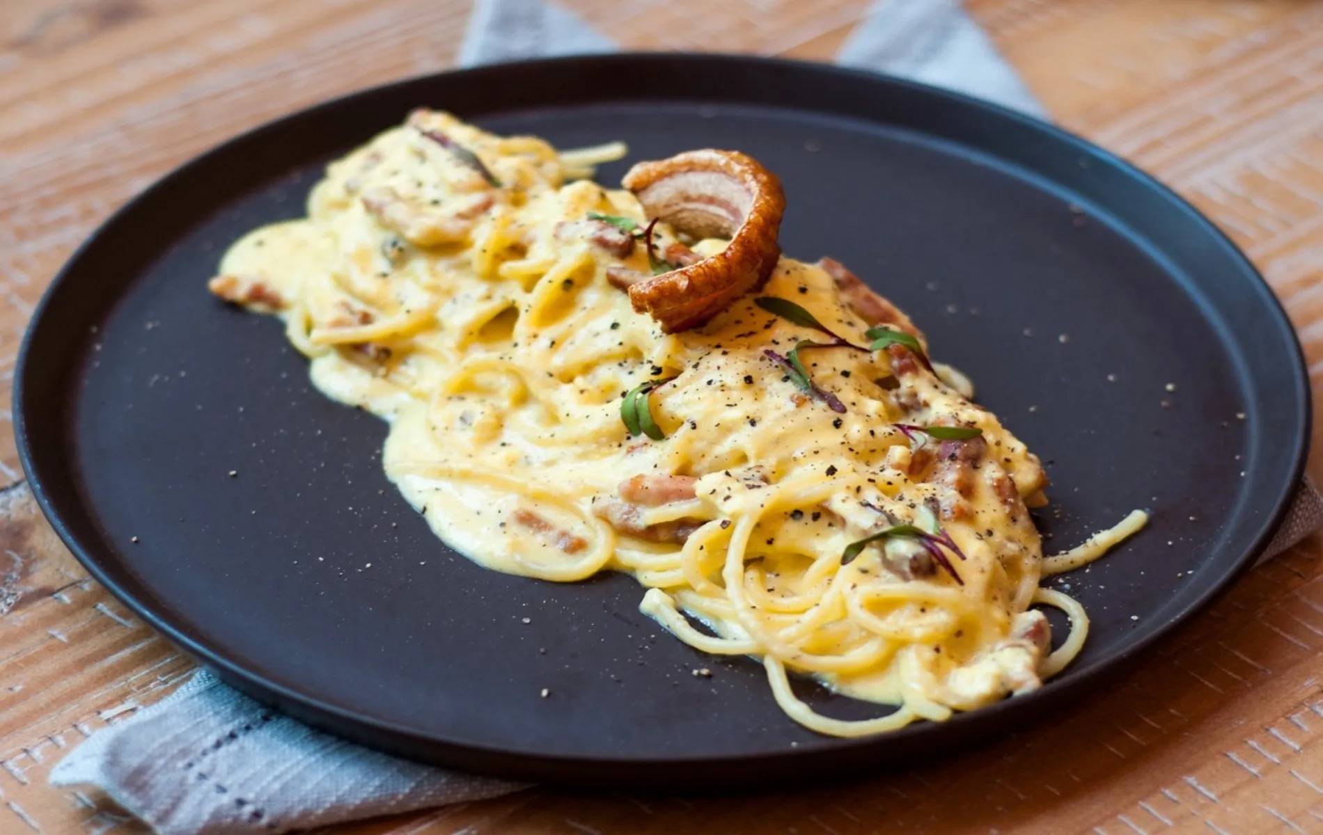 Prato com espaguete ao molho Carbonara.
