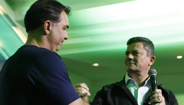 Flávio Bolsonaro traz dos EUA pauta contra facções e sela aliança com Moro