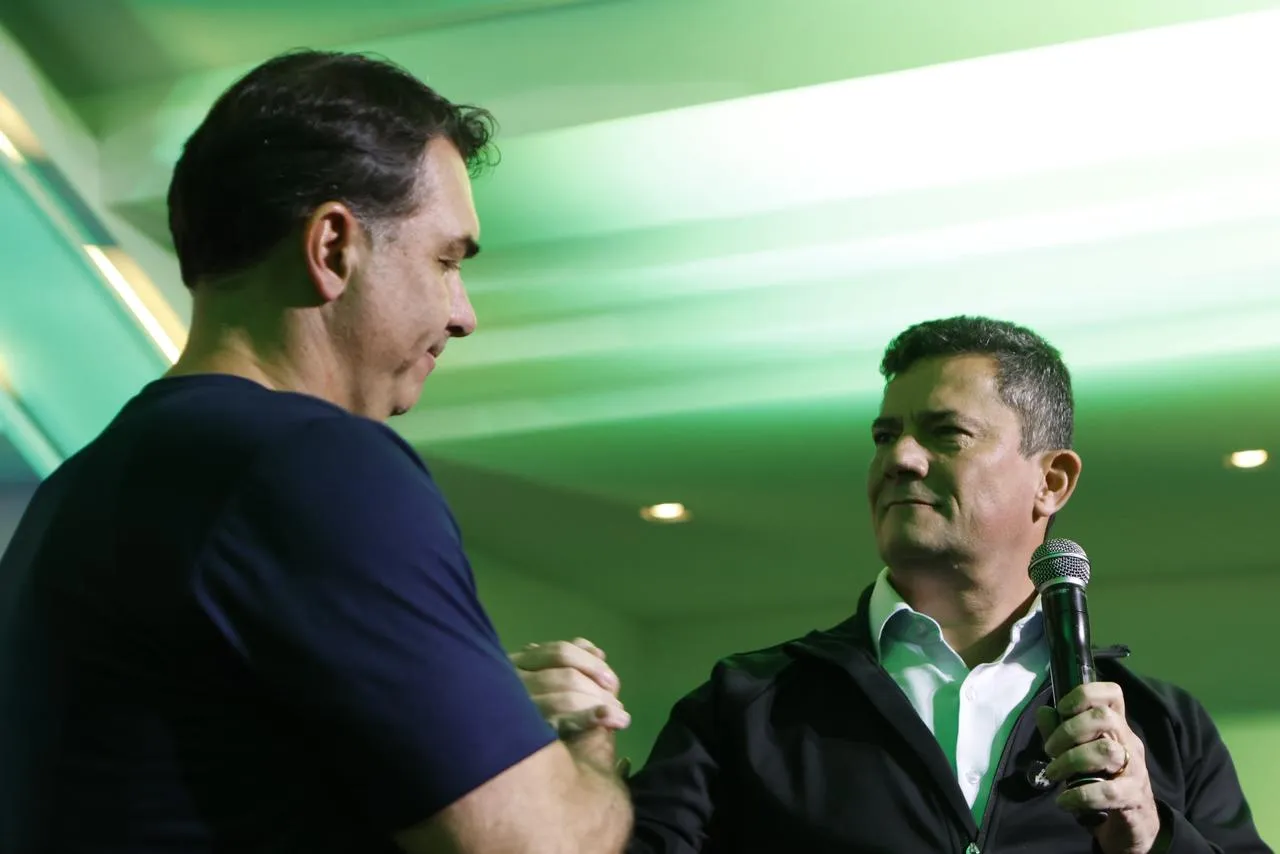 Flávio Bolsonaro e Sergio Moro durante evento político em Curitiba. Foto: Victor Coutant/ Divulgação