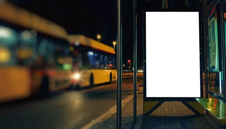 Curitiba ganha ponto de ônibus com videochamada para segurança noturna