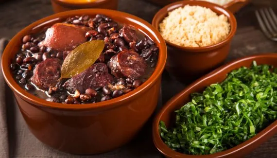 6 receitas de feijoada fáceis e saborosas para o almoço de sábado