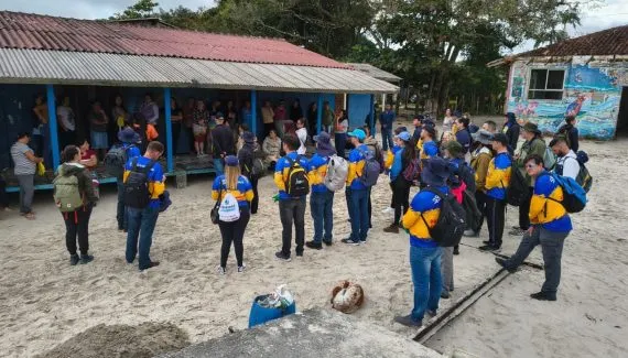 Voluntários retiram 1,5 tonelada de entulho da praia em Superagui