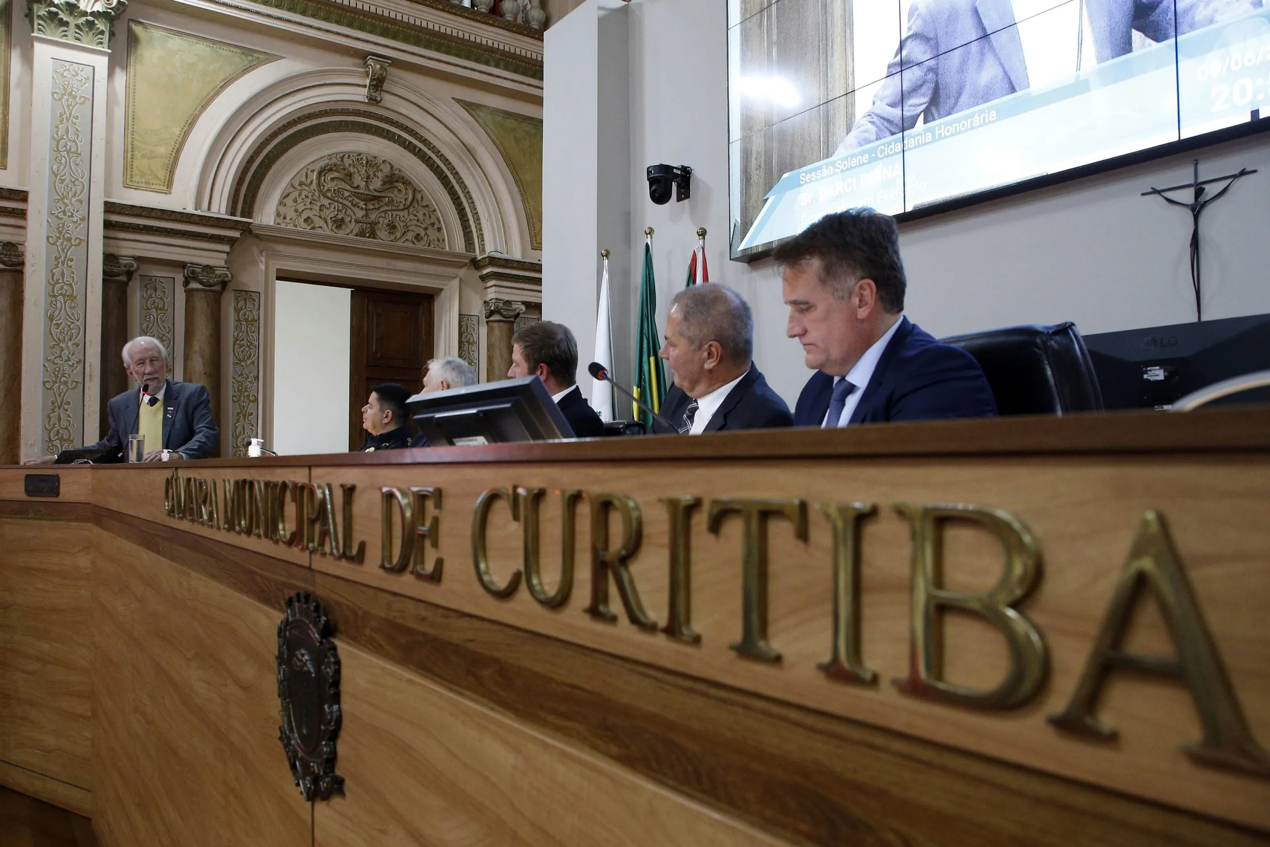 Projeto na Câmara de Curitiba quer extinguir lei de pensão a dependentes de vereadores. Benefício não é pago há quase 30 anos. Foto: Albari Rosa/AEN