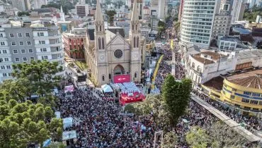 Imagem mostra a catedral de Curitiba vista de cima.
