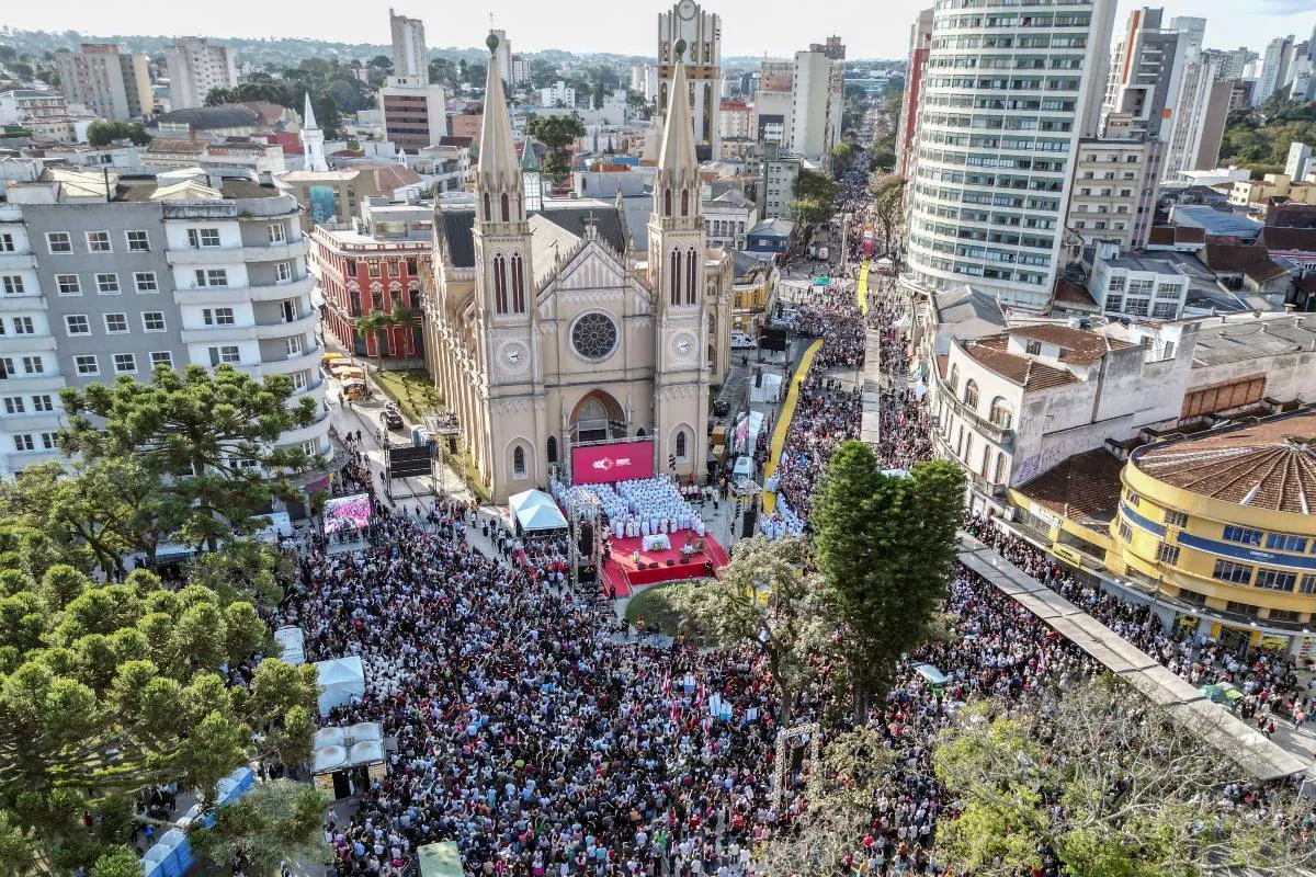 Imagem mostra a catedral de Curitiba vista de cima.