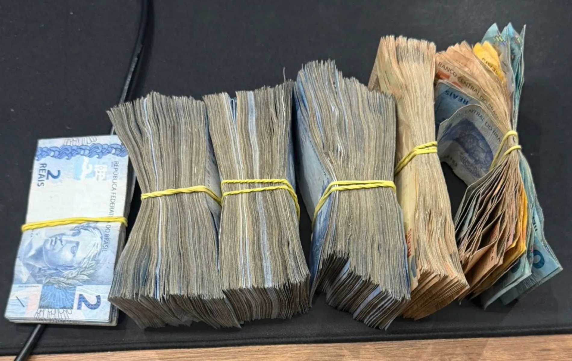 Dinheiro apreendido pela Polícia Civil do Paraná em operação realizada em Curitiba nesta segunda-feira (1)