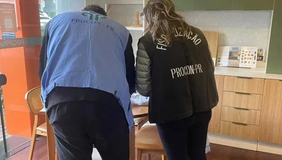 Procon fiscaliza lojas que exibem preços de forma confusa no Paraná