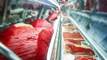 Imagem mostra carnes expostas em um açougue de supermercado.