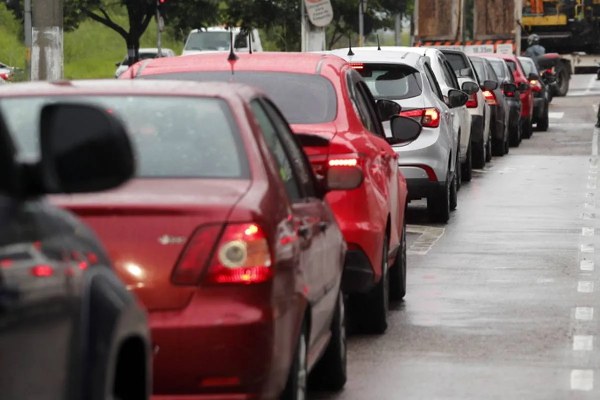 Imagem mostra carros engarrafados em Curitiba.