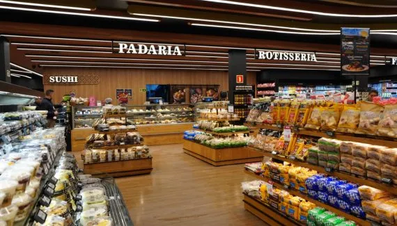 Com novo dono, supermercado de Curitiba reinaugura após revitalização