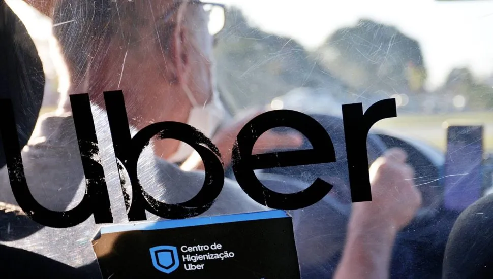 Imagem mostra um motorista de aplicativo dirigindo pela Uber.