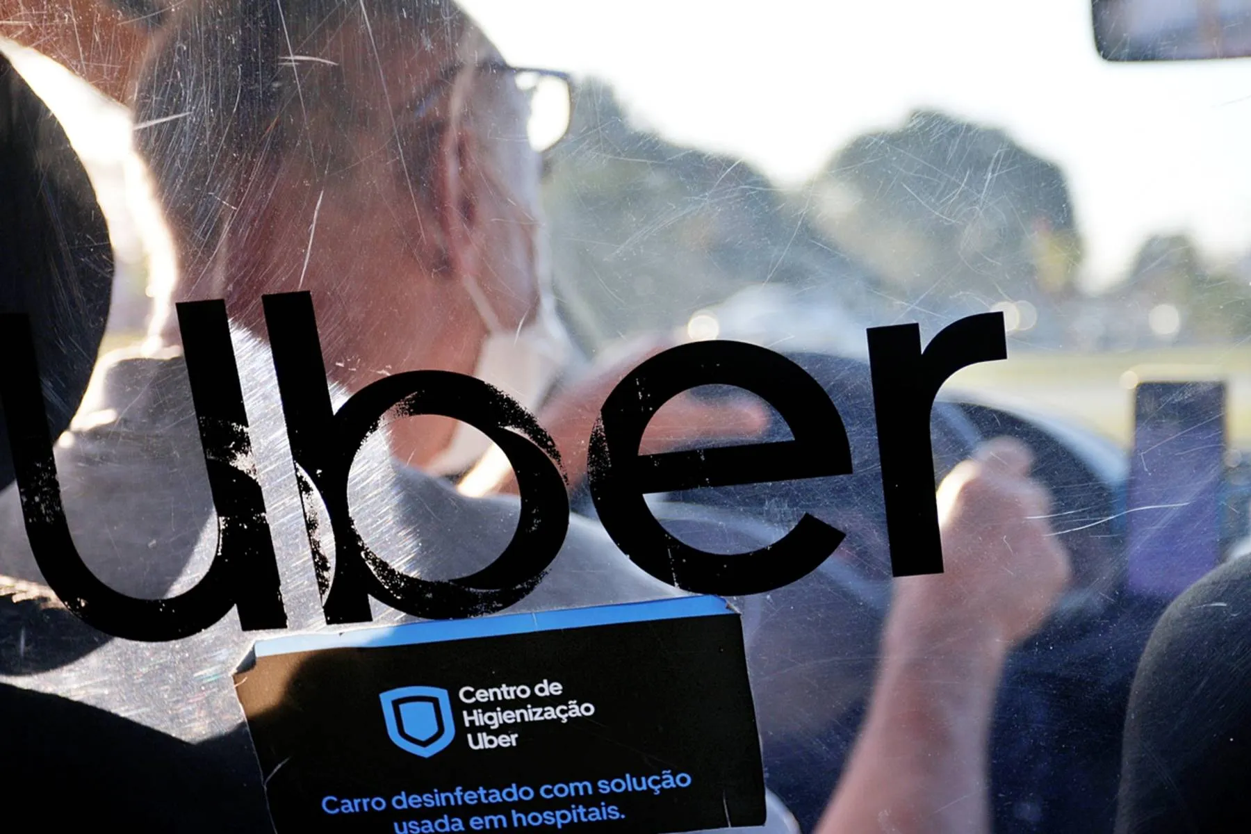 Imagem mostra um motorista de aplicativo dirigindo pela Uber.