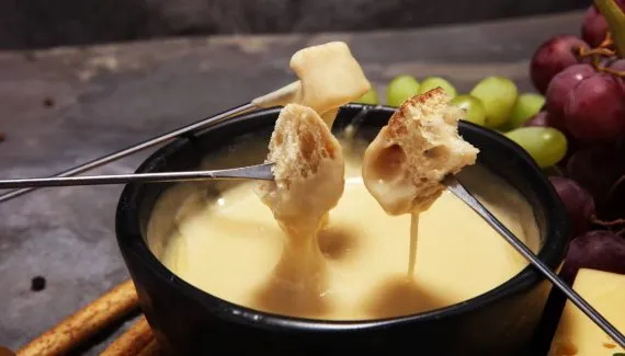 Fondue perfeito em casa: receita de chef com milhões de seguidores é puro sucesso