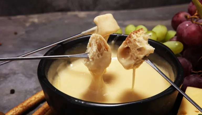 Fondue perfeito em casa: receita de chef com milhões de seguidores é puro sucesso