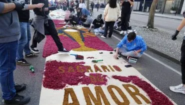 Imagem mostra tapetes de Corpus Christi em confecção.
