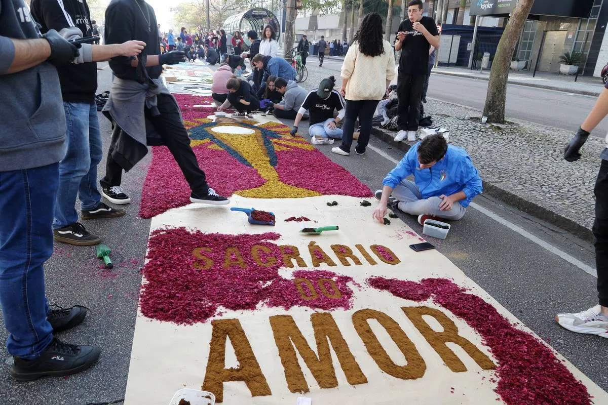 Imagem mostra tapetes de Corpus Christi em confecção.