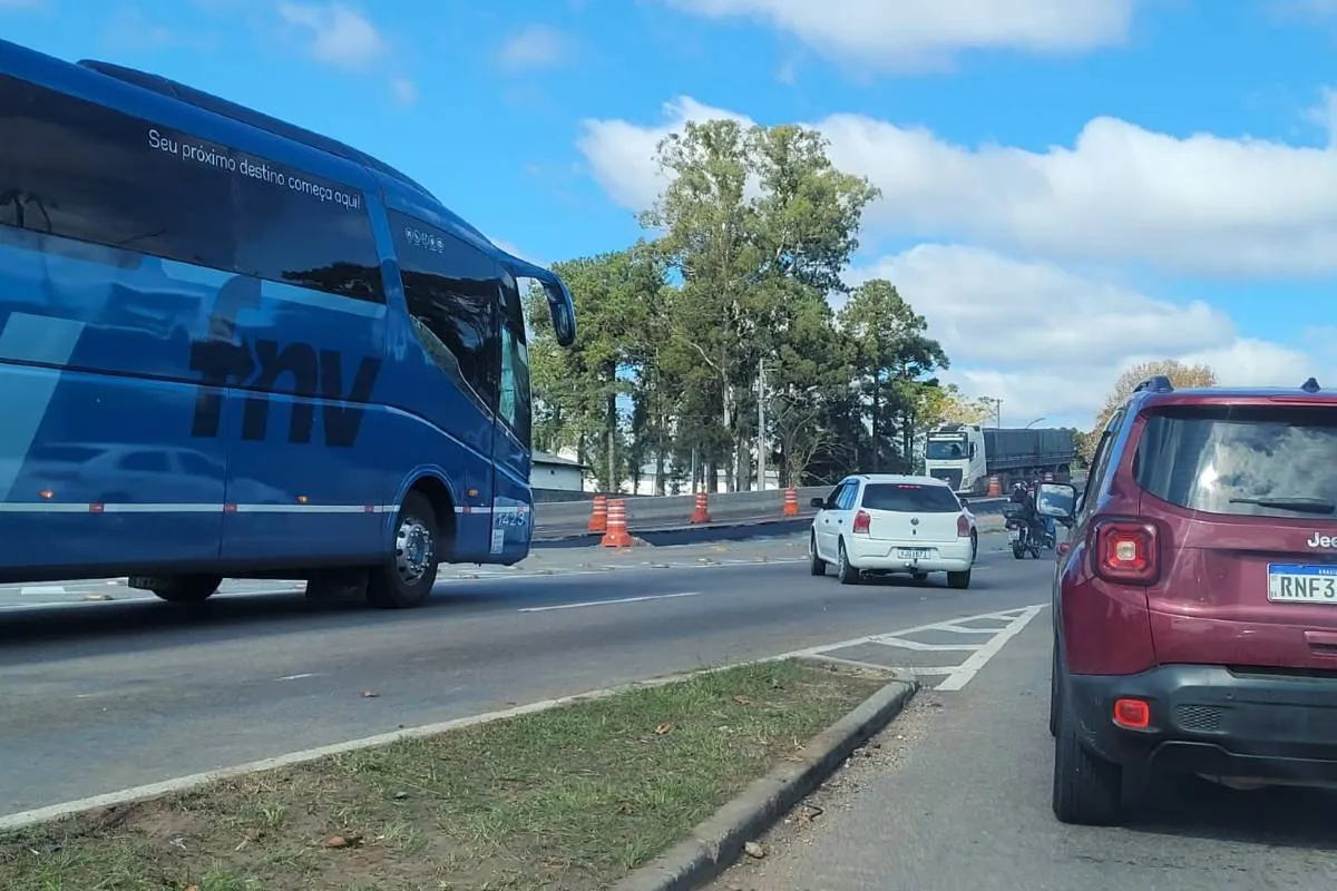 Imagem mostra um congestionamento em Curitiba.