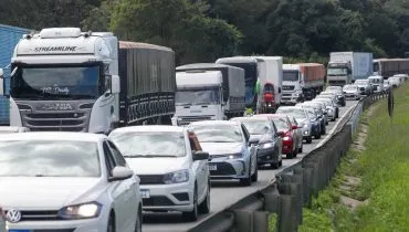 Imagem mostra carros engarrafados em uma rodovia