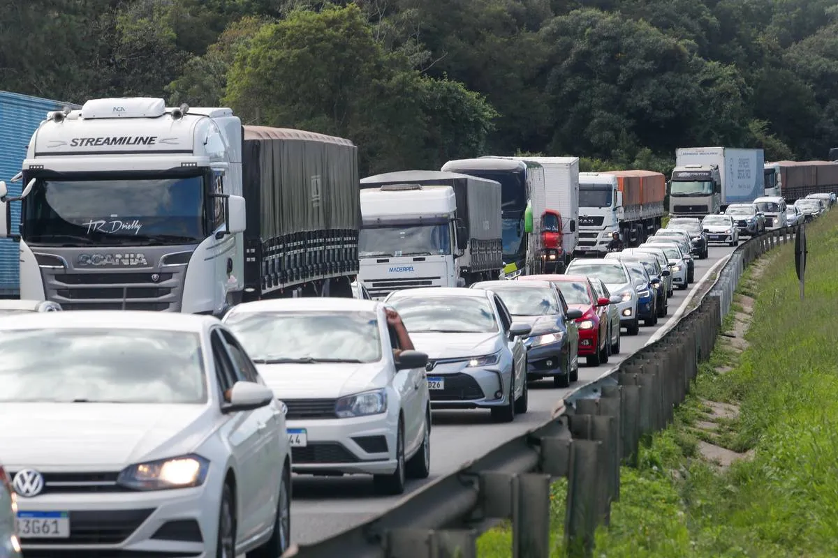 Imagem mostra carros engarrafados em uma rodovia