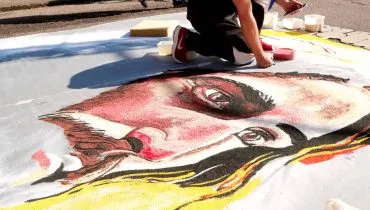 Imagem mostra a confecção de um tapete de Corpus Christi.