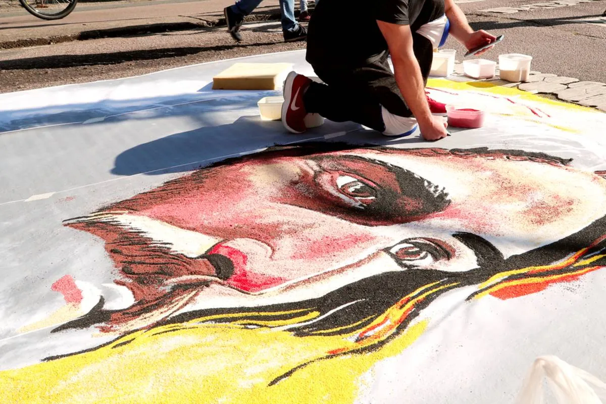 Imagem mostra a confecção de um tapete de Corpus Christi.