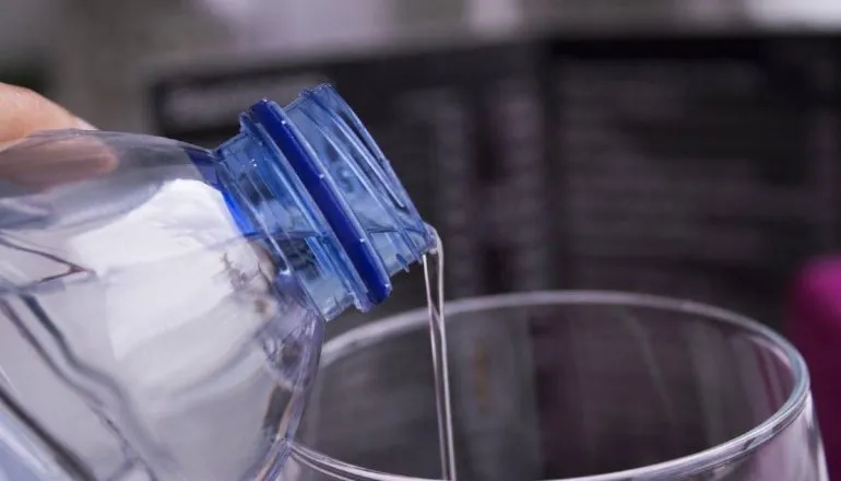 Anvisa descobre bactéria e manda recolher lote de água mineral Crystal