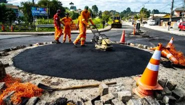 Obras de implantação da nova rotatória na Estrada do Santa Cândida