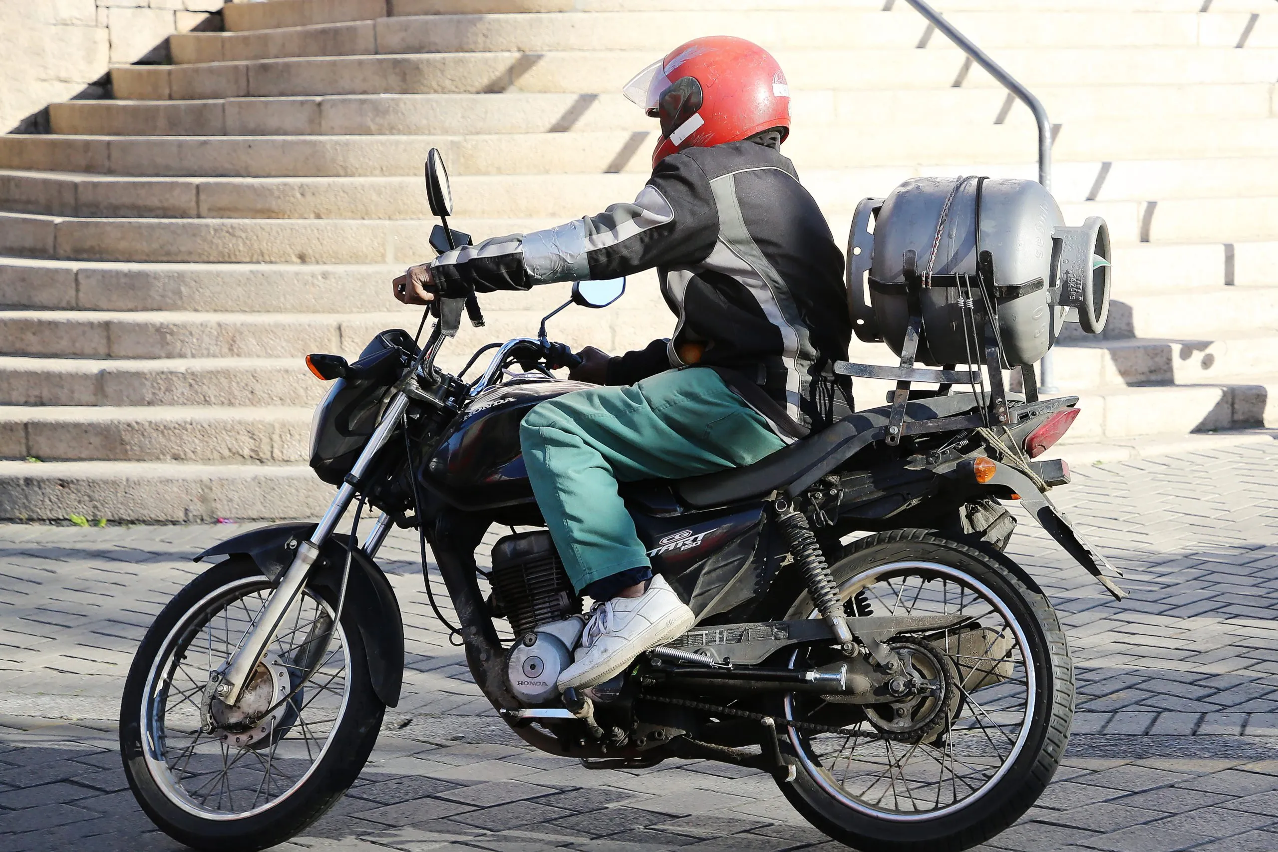 O crescimento da frota de motocicletas e o aumento do uso desses veículos para trabalho ampliaram a exposição dos jovens aos riscos no trânsito. Foto: Giuliano Gomes/Detran-PR