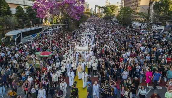 Corpus Christi em Curitiba: o que faz da celebração uma das maiores do mundo