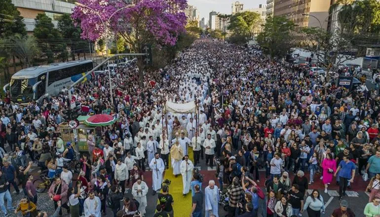 Corpus Christi em Curitiba: o que faz da celebração uma das maiores do mundo