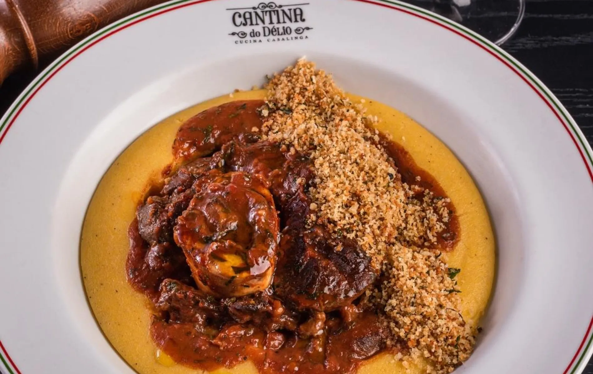 Polenta cremosa com ragu de ossobuco da Cantina do Délio