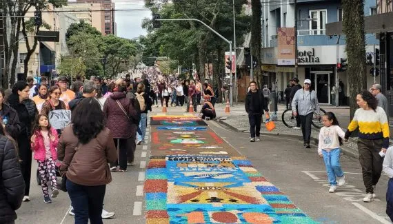 Tapetes de Corpus Christi transformam avenida de Curitiba; veja fotos