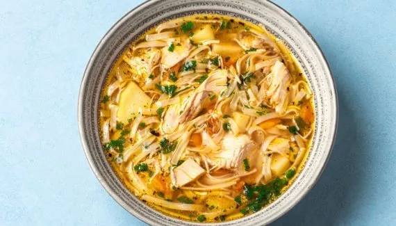 7 sopas ricas em proteínas magras para o almoço