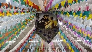 Paróquia em Curitiba realiza festa junina com 7 mil fatias de bolo e telão para jogo do Brasil