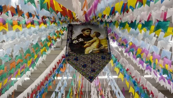Paróquia em Curitiba realiza festa junina com 7 mil fatias de bolo e telão para jogo do Brasil