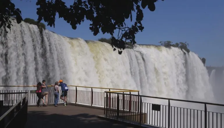 Passeio de barco nas Cataratas do Iguaçu é retomado após morte de turista 