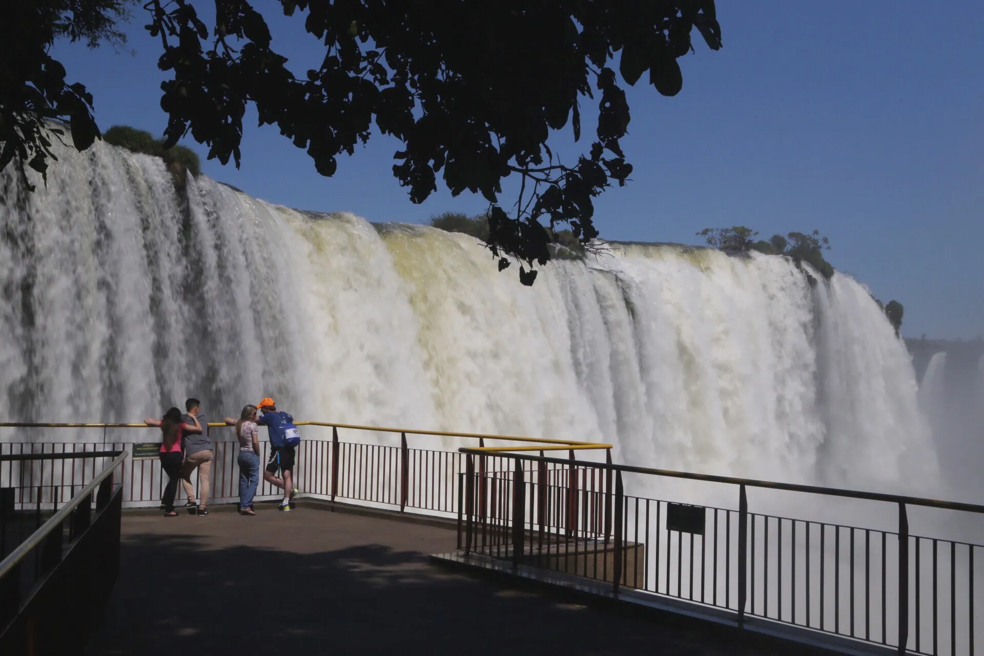 Turista pula nas Cataratas do Iguaçu para recuperar celular