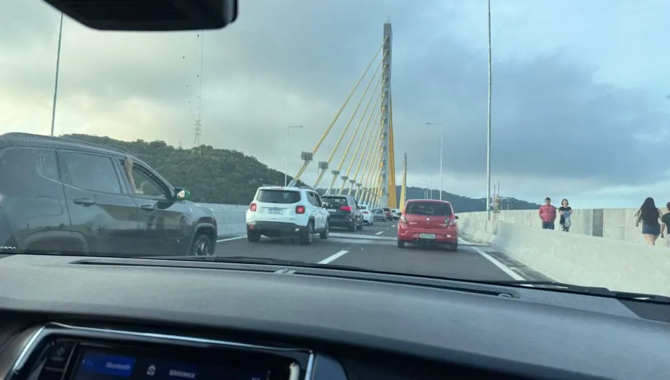 trânsito na ponte de guaratuba