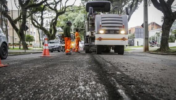 Obras no asfalto alteram trânsito em quatro bairros de Curitiba a partir desta segunda
