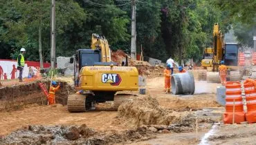 Imagem mostra obras em uma rua de Curitiba.