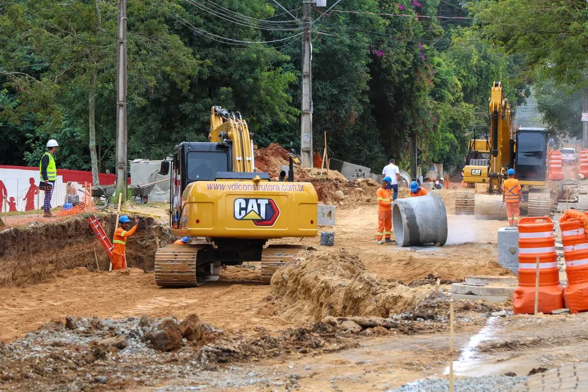 Imagem mostra obras em uma rua de Curitiba.