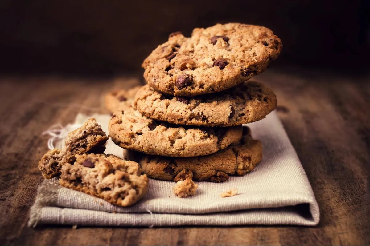 Imagem mostra cookies em cima de uma mesa