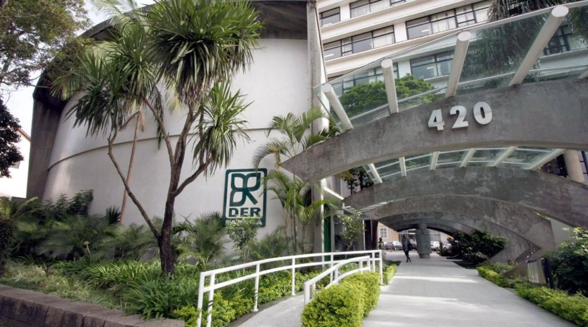 TCE-PR investiga compra de 40 veículos pelo DER após apontar falhas em contratação
